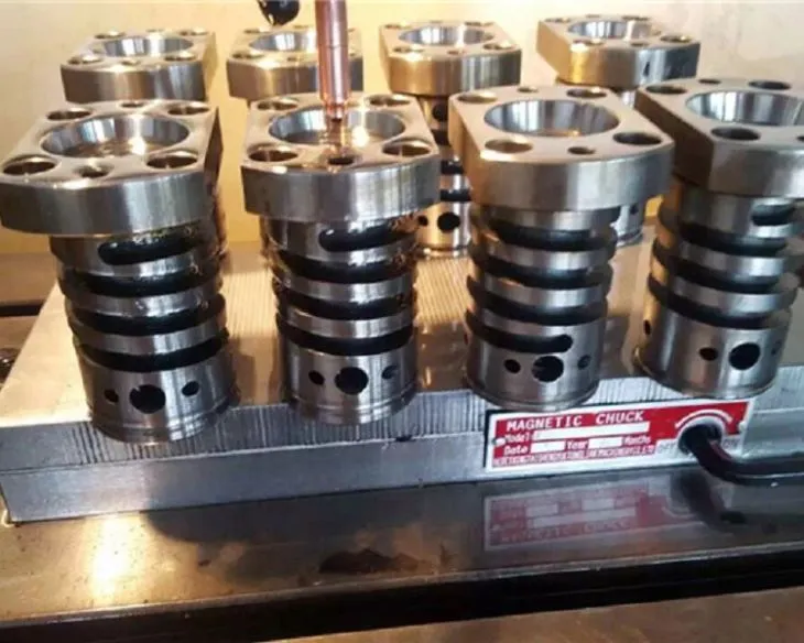 گرم، شہوت انگیز رنر کے ساتھ پیئٹی بوتل پہلے تیار سڑنا